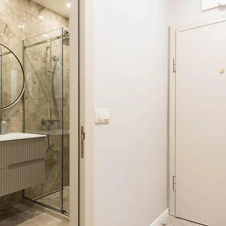 Designer 1br Near The Sea Garden, Chayka District Apartment